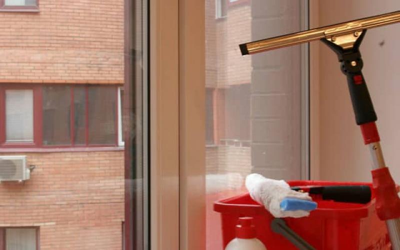Как быстро и безопасно помыть окна балкона на любом этаже Чем удобнее мыть окна на лоджии снаружи
