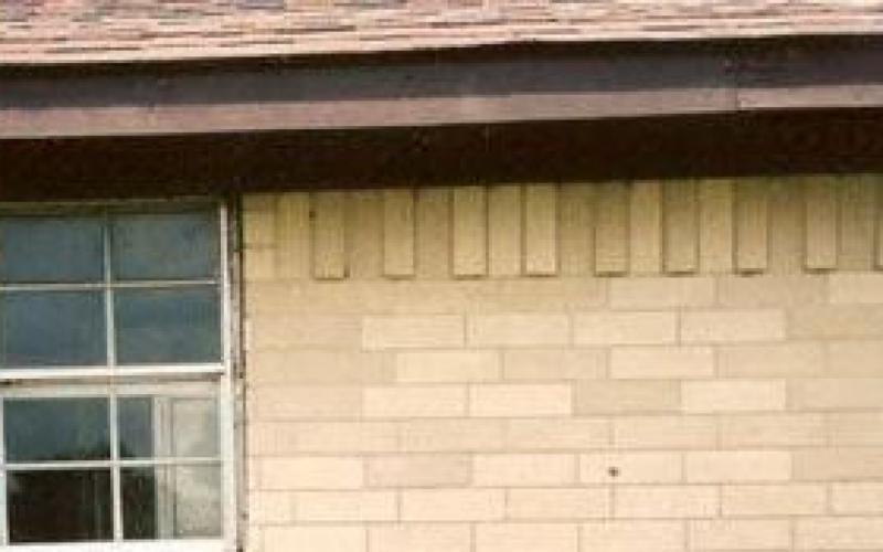 Ремонт трещин в кирпичных стенах Вертикальные волосяные трещины на стене гаража